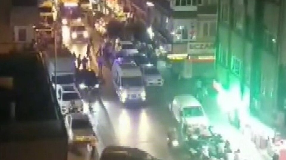 İki yaşındaki çocuk 4'üncü kattan minibüsün üzerine düştü!