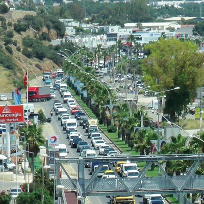 Bodrum doldu taştı! İlçeye 24 saatte 25 bin araç giriş yaptı