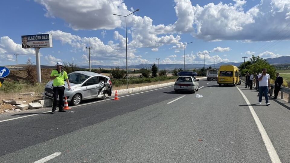 Yolcu minibüsü ile otomobil çarpıştı: 3 yaralı