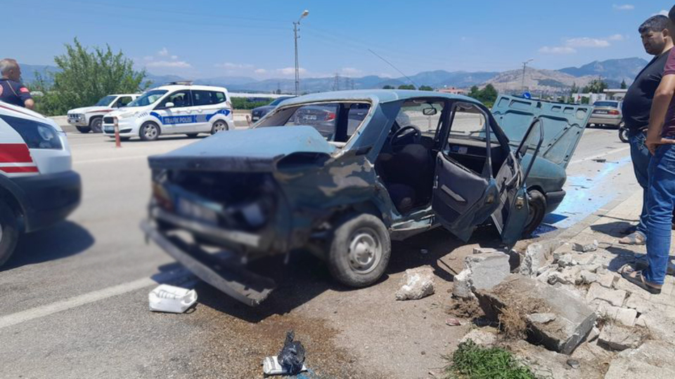 Adana'da iki otomobil çarpıştı: 1 ölü, 2 yaralı