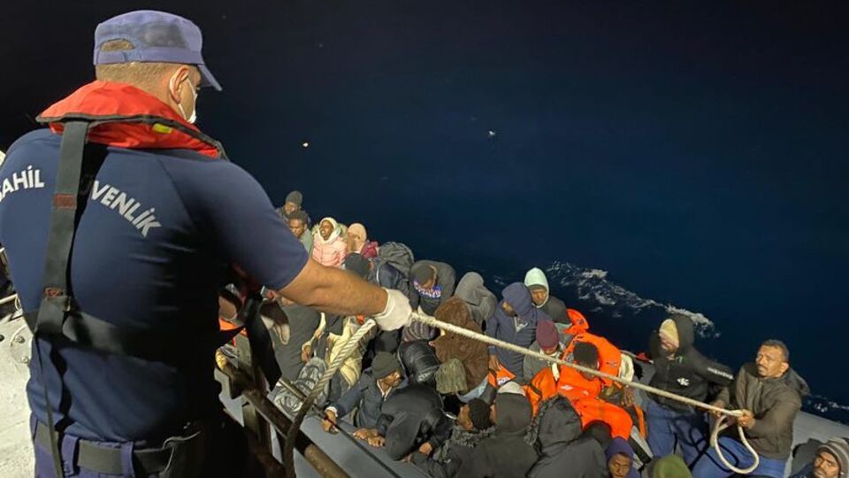 İzmir açıklarında 48 düzensiz göçmen kurtarıldı