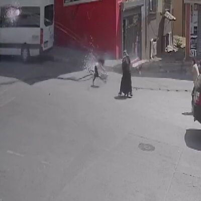 Şok görüntüler! Elektrik kabloları anne ve 3 çocuğun üstüne düştü