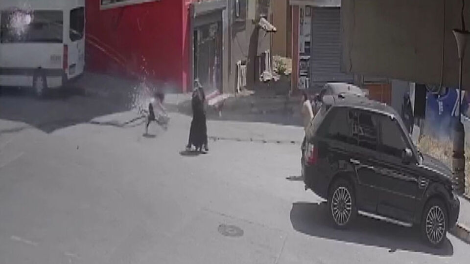 Şok görüntüler! Elektrik kabloları anne ve 3 çocuğun üstüne düştü