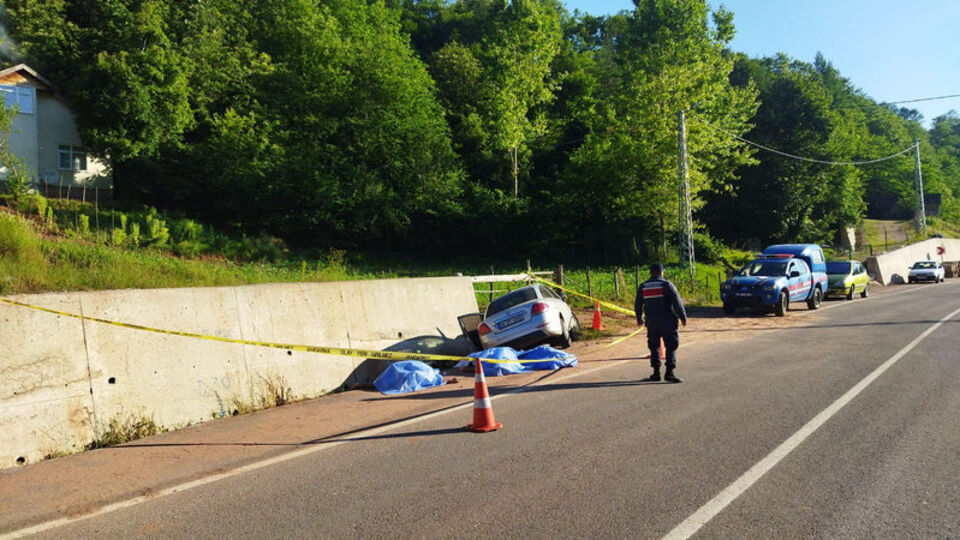 Bayram tatili yolunda feci kaza! Aynı aileden 3 kişi öldü