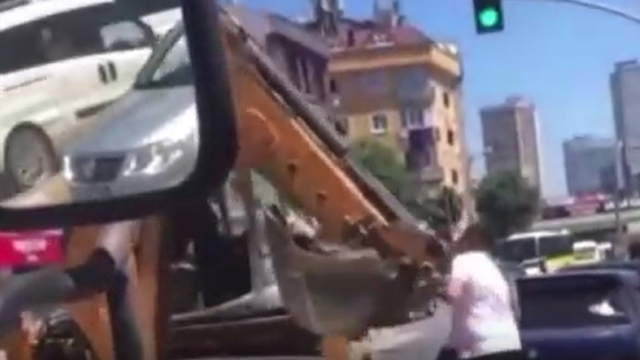 Trafikte kaos! Kepçeyle vurmaya çalıştı!