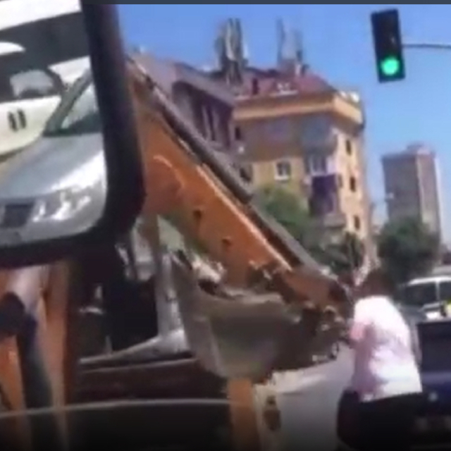 Trafikte kaos! Kepçeyle vurmaya çalıştı!