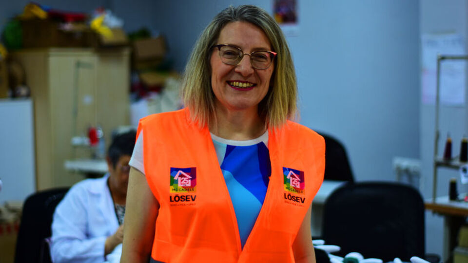 Oğlu lösemiyi yenen anne başka hastaların mücadelesine de destek oluyor