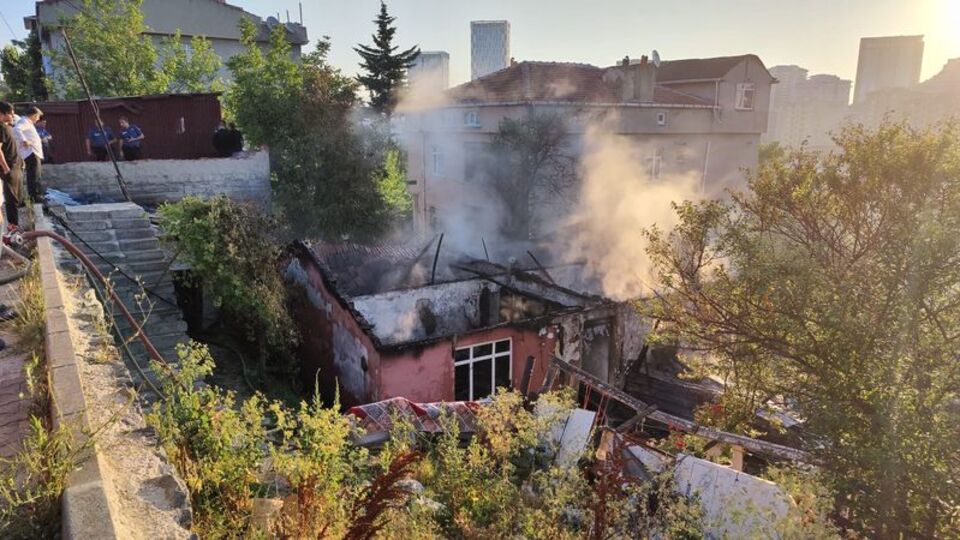 Küçükçekmece'de gecekondu alev alev yandı