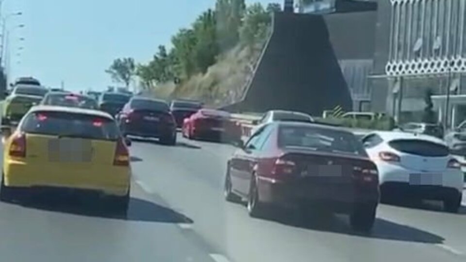 İstanbul'da ambulansa düğün konvoyu engeli!