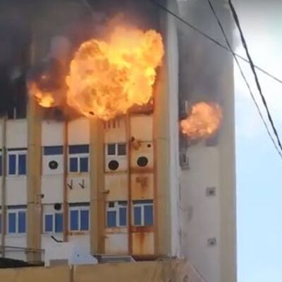 İş yerinde yangın sırasında feci patlama!