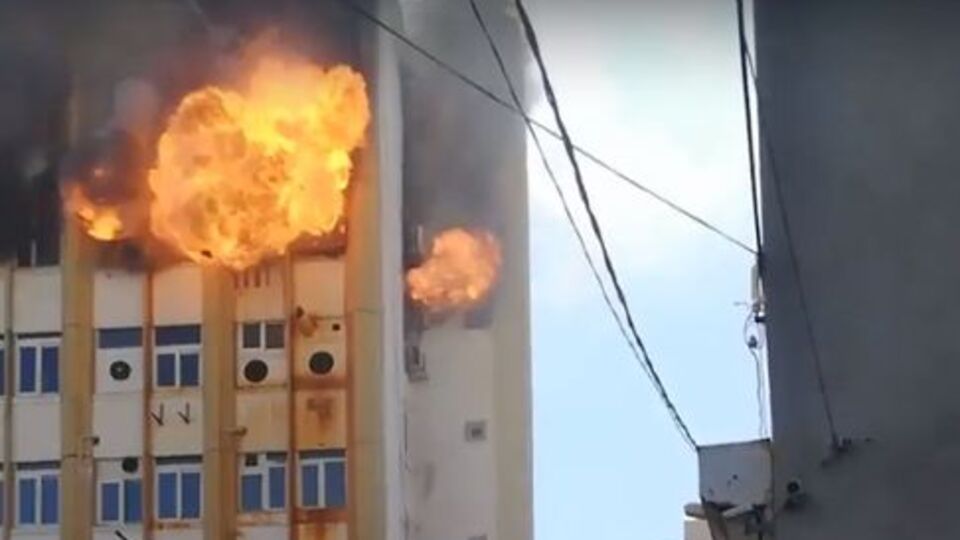 İş yerinde yangın sırasında feci patlama!