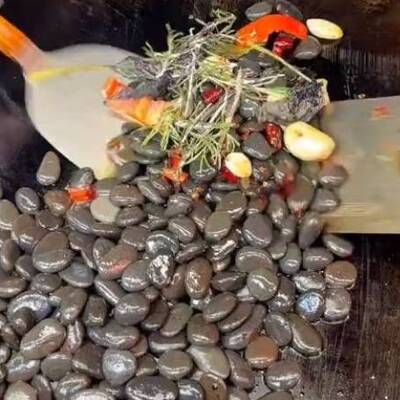 Çin'in garip sokak lezzeti: Taş kızartma!