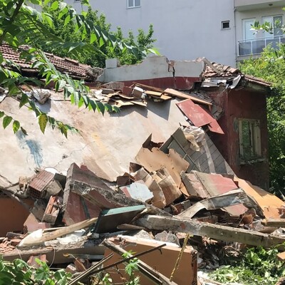 Yıkım sırasında sundurma çöktü! İki kişi yaşamını yitirdi