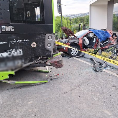 Otobüse çarpan otomobilde aynı aileden 3 kişi öldü, 3 kişi yaralandı