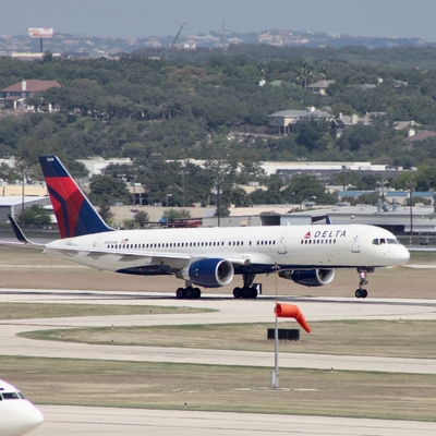 Uçak motoruna kapılan kişi hayatını kaybetti