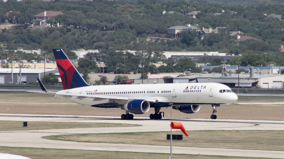 Uçak motoruna kapılan kişi hayatını kaybetti