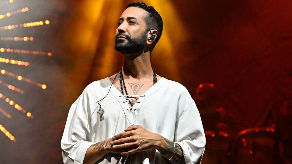 Müjdeyi sahnede verdi