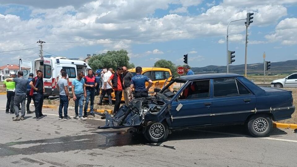 Sivas'ta iki otomobil çarpıştı: 5'i çocuk 10 yaralı