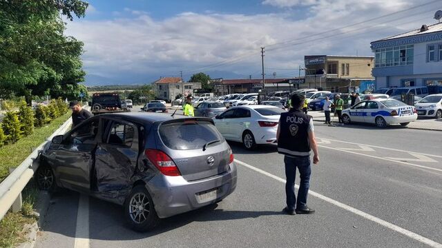 Otomobiller çarpıştı: 1'i bebek, 5 yaralı
