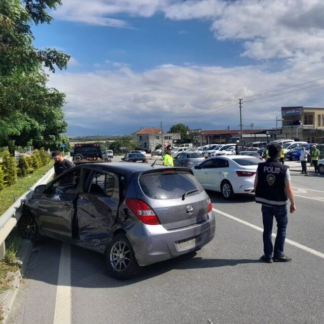 Otomobiller çarpıştı: 1'i bebek, 5 yaralı