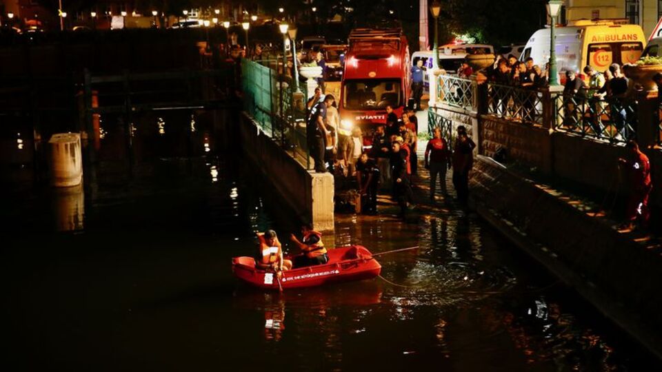 Eskişehir'de Porsuk Çayı'na giren iki kişiden biri boğuldu