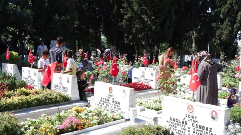Edirnekapı Şehitliği'nde buruk bayram