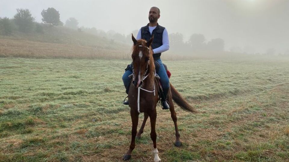 Kaçan kurbanlık danayı at sırtında kovboy gibi aradı