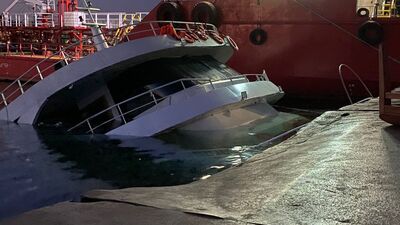 Yenikapı sahilde tur teknesi battı