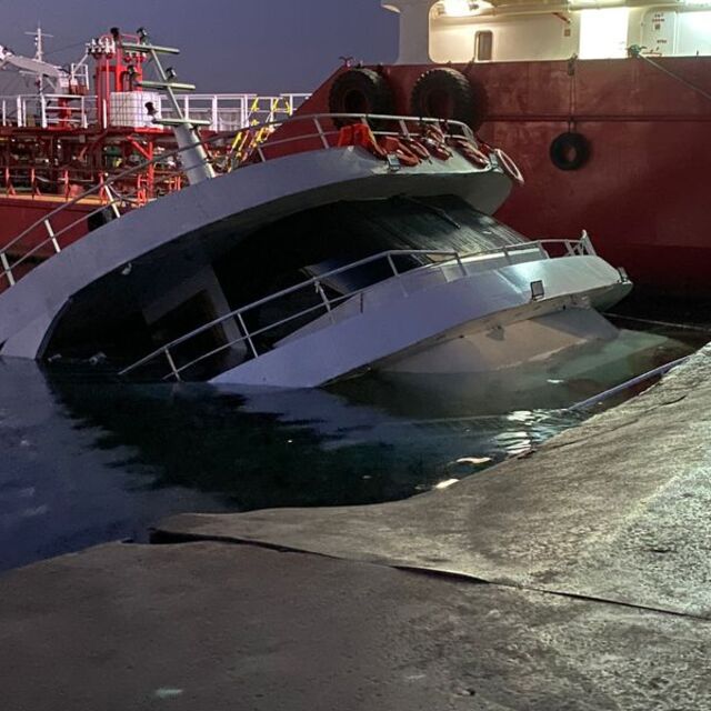 Yenikapı sahilde tur teknesi battı