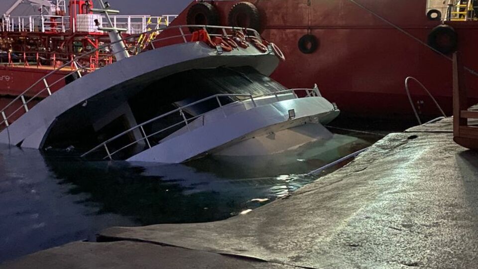 Yenikapı sahilde tur teknesi battı