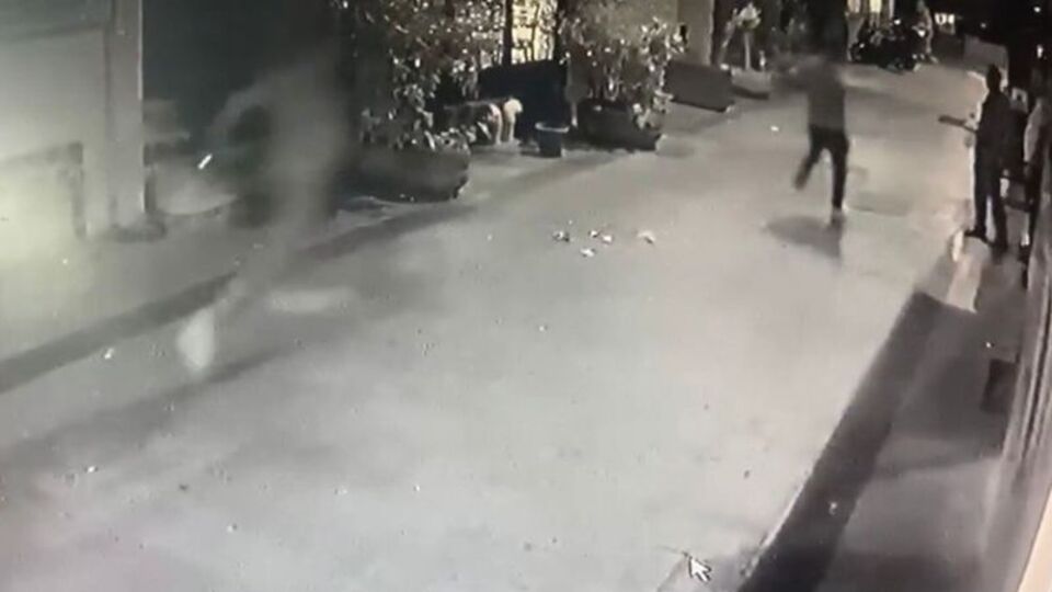 Ara sokakta yakalayıp defalarca bıçakladı