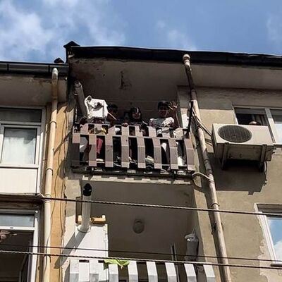 Ev sahibi kapıyı kilitledi, 32 saat sonra kurtarıldılar