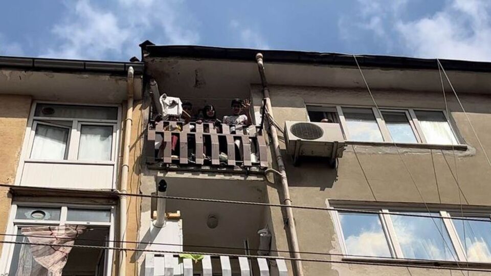 Ev sahibi kapıyı kilitledi, 32 saat sonra kurtarıldılar