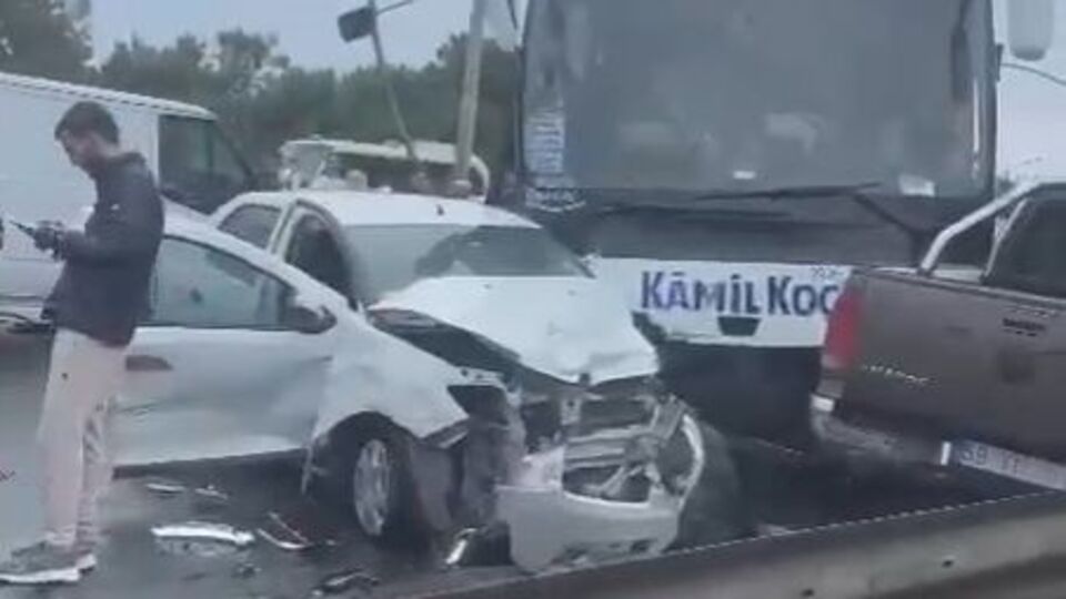 Yolcu otobüsü karşı şeride geçti!