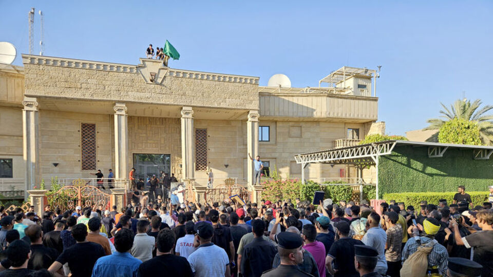 Bağdat'ta İsveç Büyükelçiliği basıldı