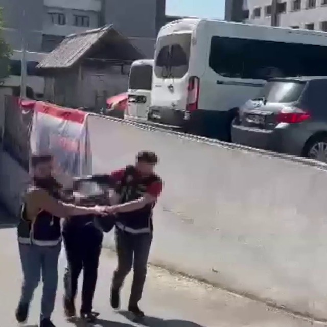 Kaçacaktı! TIR'ın gizli bölmesinde yakalandı