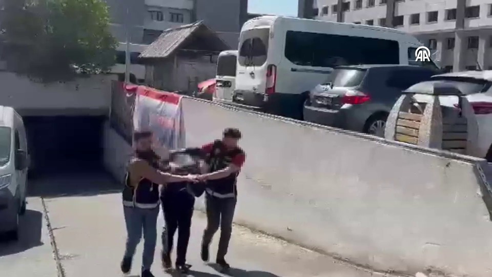 Kaçacaktı! TIR'ın gizli bölmesinde yakalandı