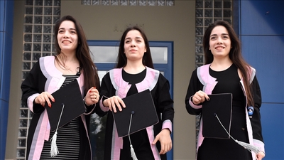Üniversiteyi dereceyle bitirdiler! Üçüz kız kardeşler öğretmen olmak istiyor
