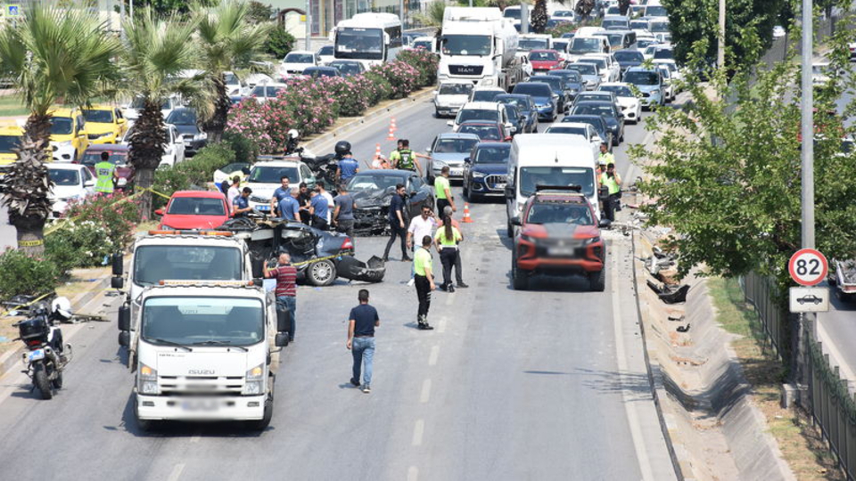 Antalya'da feci kaza: 2 ölü, 3 yaralı