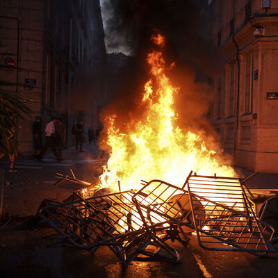 Binlerce polis sokaktaydı: Fransa'da tansiyon yükseldi!