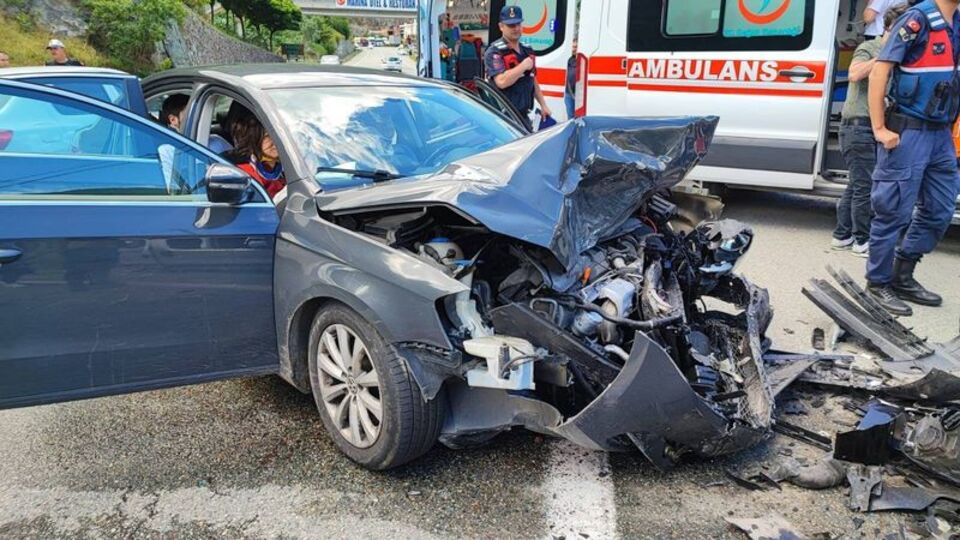 Artvin'de iki otomobil çarpıştı: 8 yaralı