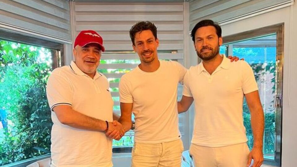 Stambouli imzayı attı