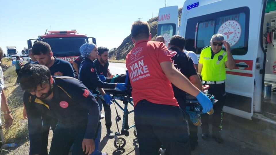 Minibüs Van Gölü'ne uçtu: Çok sayıda yaralı var