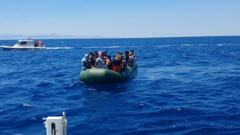 Çanakkale açıklarında 84 düzensiz göçmen kurtarıldı
