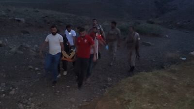 Kayalıklardan düşerek yaralanan kişiyi ekipler kurtardı