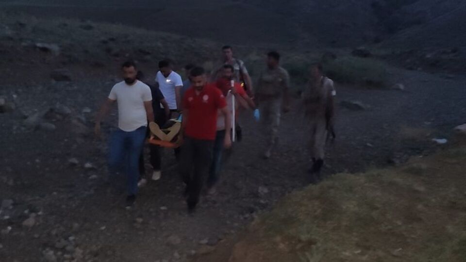Kayalıklardan düşerek yaralanan kişiyi ekipler kurtardı