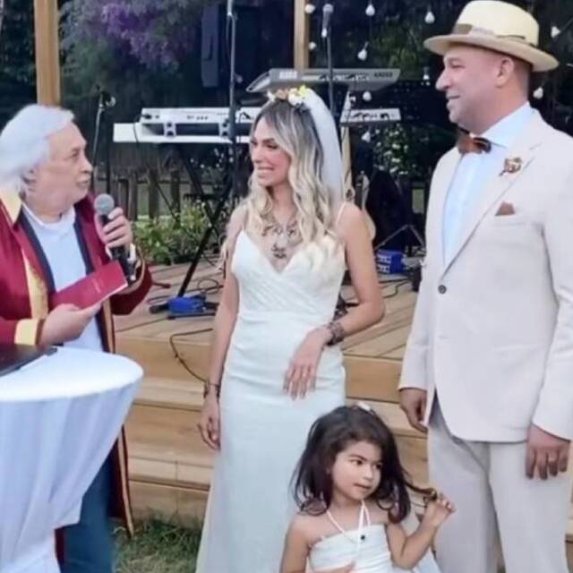 Evlendikten beş yıl sonra düğün yaptı