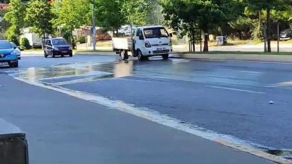 Boru patlayınca arabalarını yıkadılar