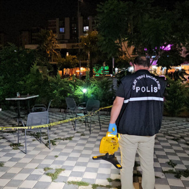 Pastaneye beraber geldiği kişiyi vurdu