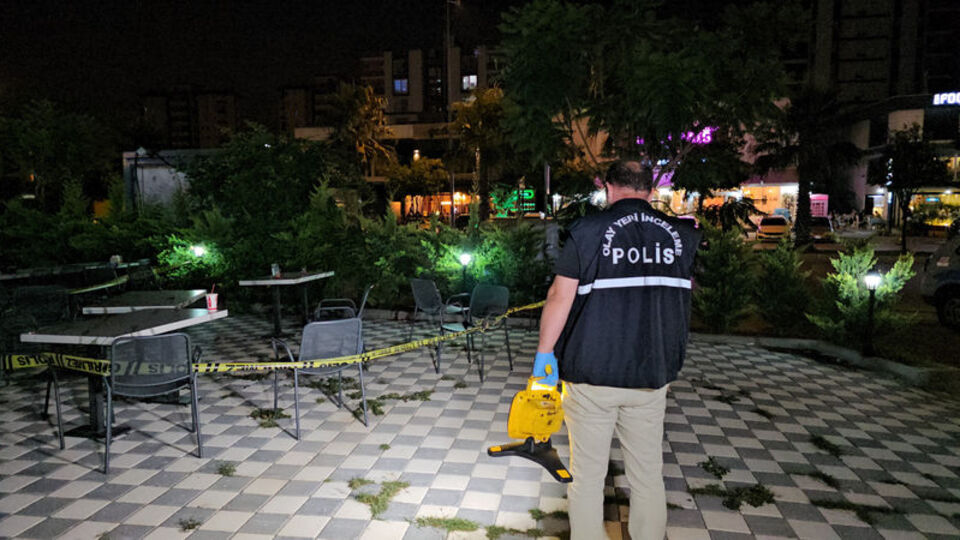 Pastaneye beraber geldiği kişiyi vurdu